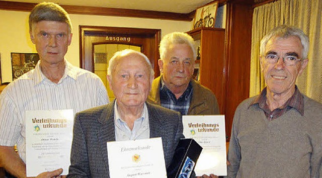 Der Imkerverein Hotzenwald ehrte Otmar... Vlkle gratulierte (von links).        | Foto: Hansjrg Bader