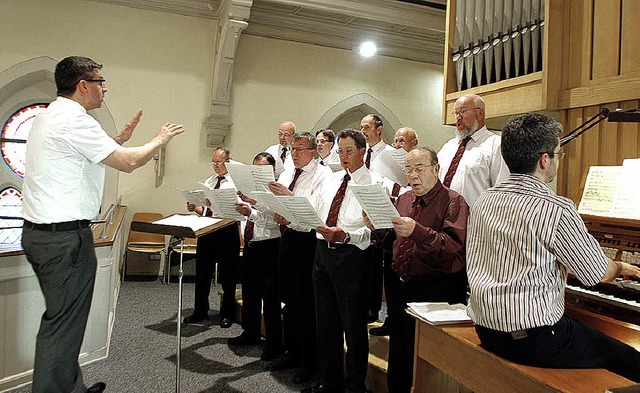 Die Schola singt zu ihrem Jubilum in der Herz-Jesu-Kirche  | Foto: Heidi Fssel