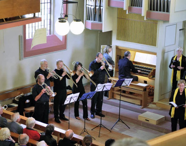 Die Blsergruppe, Organist Erber und S...hten Chors der Concordia (von links).   | Foto: Axel Drber