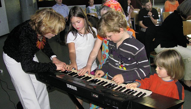 Lehrerin Anna Kostenitch erklrt Kindern das Klavierspiel.   | Foto: gottstein