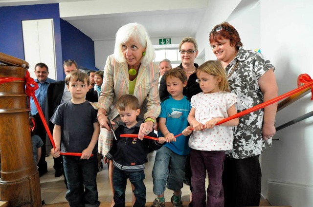 Mit Kindern  und den beiden Leiterinne...meisterin  Heute-Bluhm das rote Band.   | Foto: Ruda