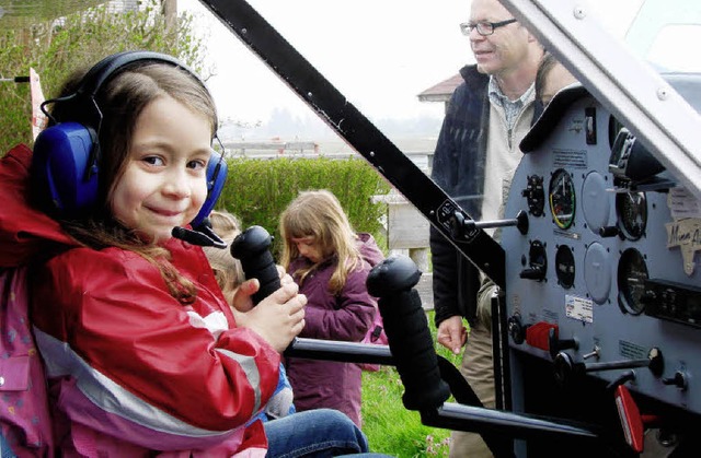 Sogar Probesitzen und Lenken durften d...icht ganz bis zu den Fupedalen kamen.  | Foto: Nicole Mai