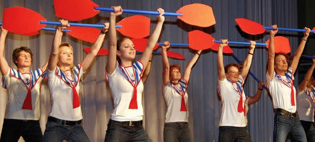 Mit Paddeln fhrten die  Freitags-Frauen  eine energiegeladene Gymnastik vor.   | Foto: hans-jochen voigt