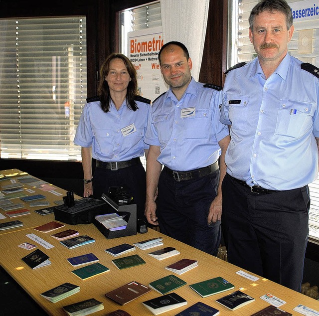 Polizeihauptmeisterin Claudia Schmidt ...n, die sichergestellt werden konnten.   | Foto: R. Ullmann