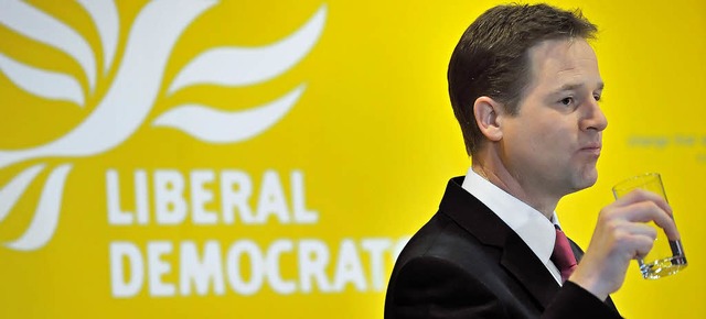 Setzt auf Gelb: Nick Clegg, Vorsitzender der britischen Liberaldemokraten.   | Foto: AFP