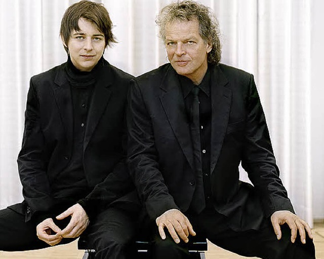 Pianisten-Duo: Michael Wollny (l.) und Joachim Khn   | Foto: Eva Baales
