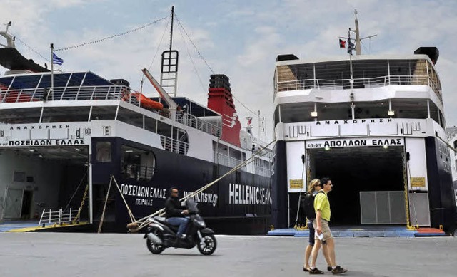 Stillstand in Griechenland: Im Hafen v...die Fhrbetreiber gegen Sparprogramme.  | Foto: afp