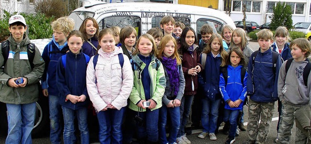 Gruppenfoto vor dem BZ-Taxi: die Klasse 4a der GHS Malterdingen   | Foto: privat