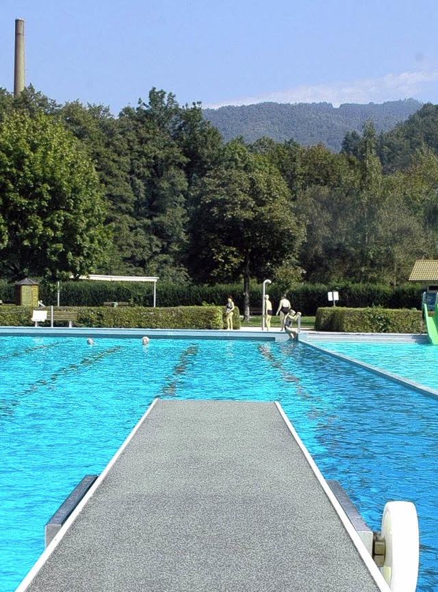 Im Sommer kann man  im Freibad schwimm... den Eisdielen in Wehr ein Eis essen.   | Foto: Dorweiler/dpa