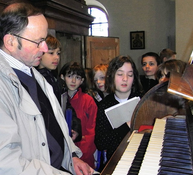 Spannend: Rudolf Schilli an der Orgel in der St. Marienkirche in Hllstein.   | Foto: Privat