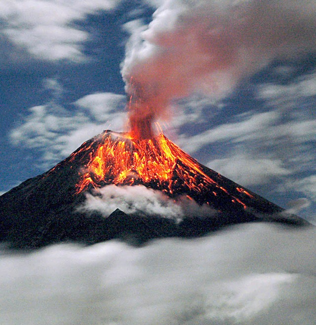 Auch der Vulkan Tungurahua  in Ecuador...r 2007 heie Lava, Asche  und Rauch.    | Foto: dpa
