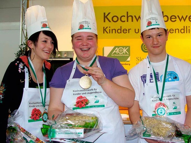 Um die Wette strahlt das Kochtrio der ...eg bei der Kocholympiade in Stuttgart.  | Foto: privat (Brigitte Hornung)