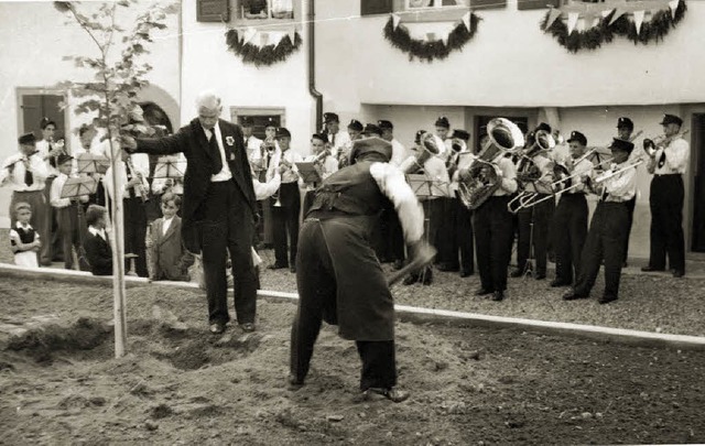 Zur Erinnerung an die Wiedererhebung z...), die Stadtmusik umrahmt musikalisch.  | Foto: Binner-schwarz