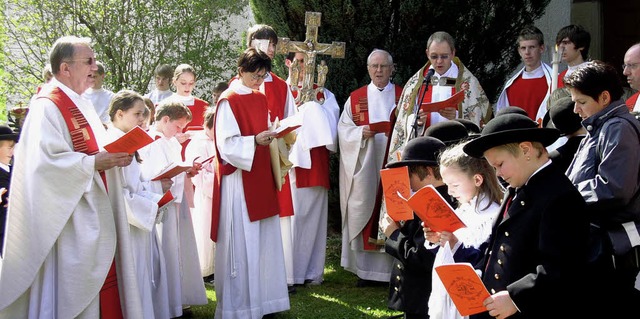 Bei der groen und farbenprchtigen Pr...e, wertvolle Niellokreuz mitgetragen.   | Foto: Eberhard Gross