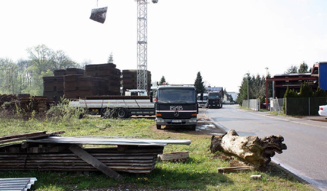 Der Biegebetrieb BHB an der Benzstrae... Stapel Stahlmatten im Freien lagern.   | Foto: barbara schmidt