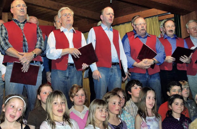 Gemeinsam mit dem Grundschulchor und S...und ein abwechslungsreiches Programm.   | Foto: Daniela Jarusel