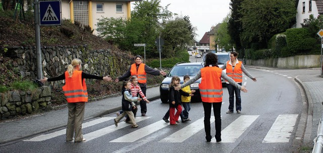 So ist&#8217;s richtig: die Autos steh...e Kinder kommen sicher ber die Strae  | Foto: Fssler