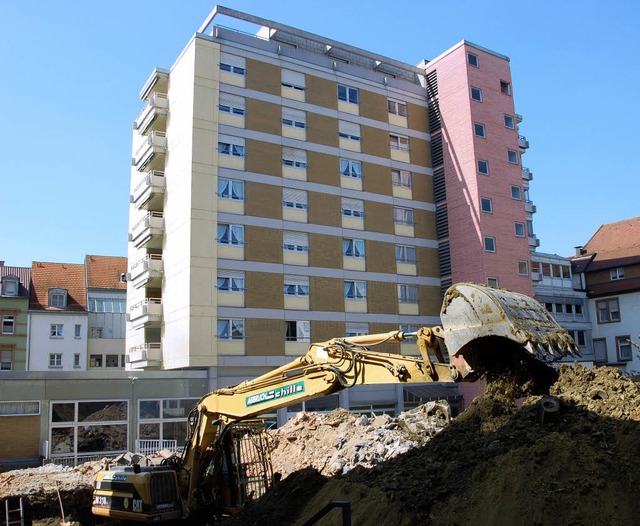 Der Bagger hebt die Baugrube fr das e...e im Hinterhof  des Marienhauses aus.   | Foto: Ralf Burgmaier