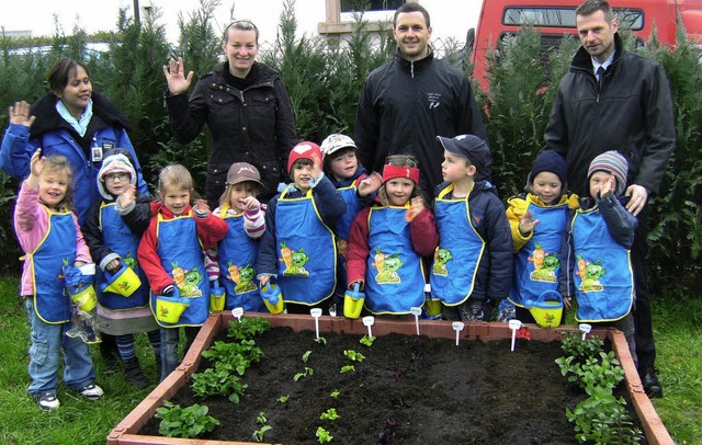 Auch beim Kindergarten in Tannenkirch ...n die Kinder viel Spa beim Pflanzen.   | Foto: privat