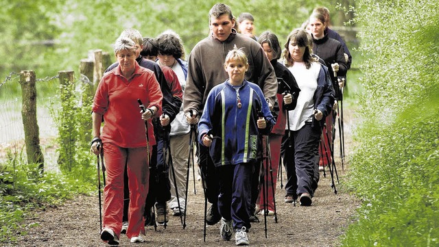 Auch  fr Kinder und Jugendliche mit H...ergewicht gibt es Trainingsangebote.    | Foto: dpa