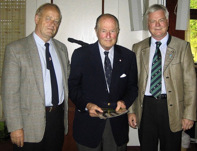 Vizeprsident Peter Rahner, das neue E...Prsident Horst Strecker (von links).   | Foto: Golfclub Gtermann