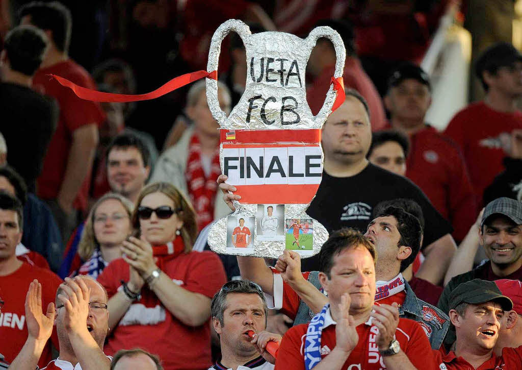 Die Bayern-Fan stehen schon vor dem Anpfiff im Finale. Ebenfalls in Lyon dabei: Mitglieder des  Bayern-Fanclubs Hotzenwald-Hnner.