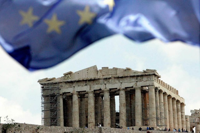 Die EU-Flagge weht nahe des Alropolis-Hgels in Athen.   | Foto: dpa
