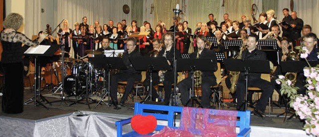 Der Projektchor mit  Big Band beim gem...Auftritt. Leiterin war Myri Turkenich.  | Foto: Vitt