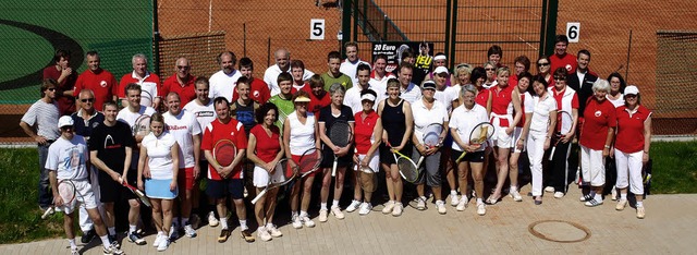 Die Aktiven vom Tennis-Clubs Rot-Wei ...h freuen sich ber die Freiluftsaison.  | Foto: TC RW Waldkirch