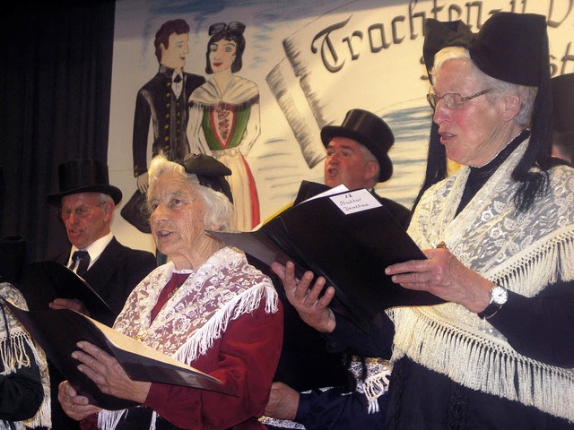 Die Schallstadter Trachtentrger bei ihrem Auftritt am Jubilumsabend.   | Foto: Tina Lindemann