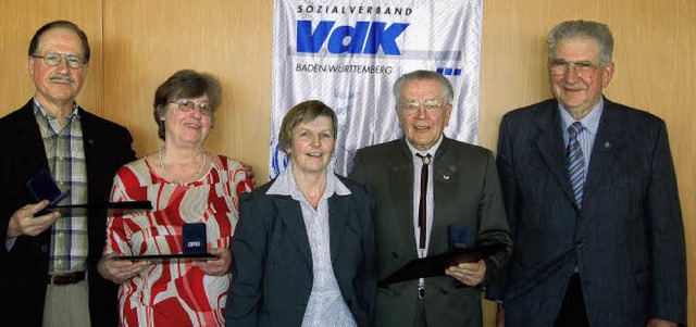 Elfriede Behnke (Mitte) und Adolf Nefzger ehrten Funktionstrger.   | Foto: piz