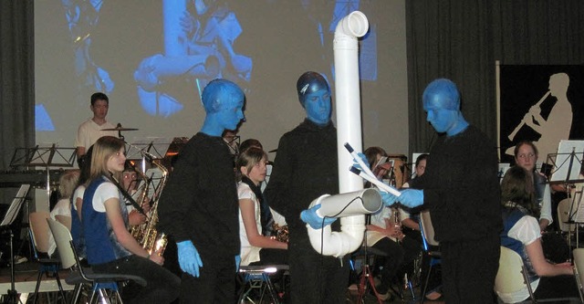 Als &#8222;Blue Man Group&#8220; kamen...t Dirigent Karl-Heinz Klotz zu feiern.  | Foto: Michael Gilg