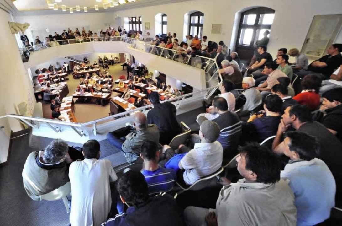 Auf der Zuh�rerempore verfolgten auch ...Roma die Ratsdebatte zum Bleiberecht.   | Foto: Michael Bamberger