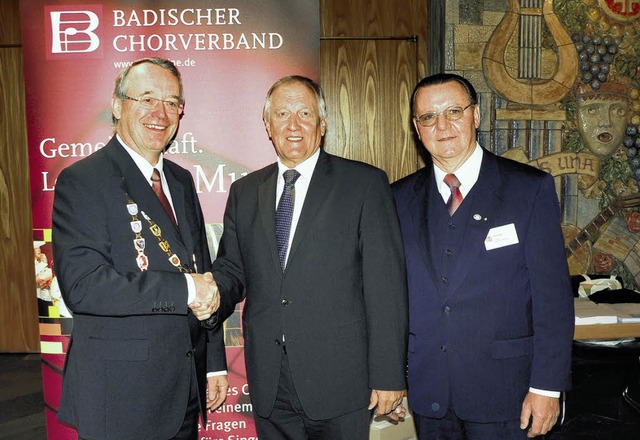 Landtagsprsident Peter Straub (Mitte)...hen Chorverbandes,    zur Wiederwahl.   | Foto: Burger