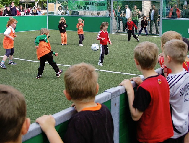 Kickende Mdchen stehen  dieses Jahr  ...feld in Lrrach, wie hier in Schnau.   | Foto: Karin Maier