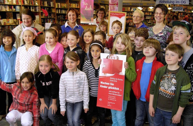 Die 2. Klasse der Mrburgschule  umrah...reuen sich ber die gelungene Aktion.   | Foto: Jill Menstell