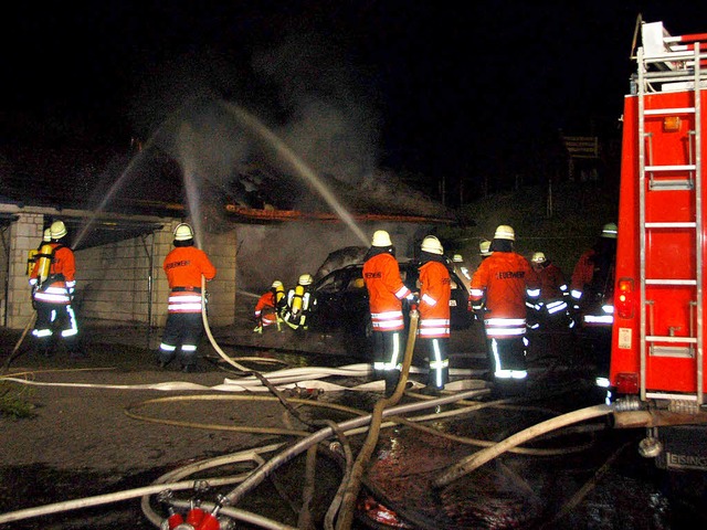 In einem massiven Einsatz verhinderten...uf die weiteren Garagen in der Reihe.   | Foto: Langelott