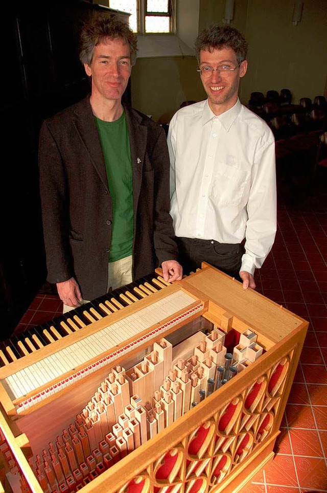 Neue Truhenorgel: Orgelbauer Bernhard ...kskantor Jrn Bartels prsentieren sie  | Foto: Sylvia-Karina Jahn