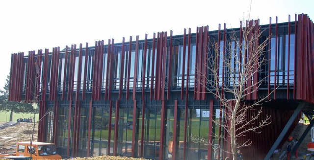 Bordeauxrote Holzlamellen an der Fassa... Turnhalle ziehen den Blick auf sich.   | Foto: Pia Grttinger