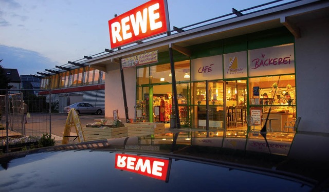 Der Rewe-Markt in der Friedenstrae wi...ungszeit auf 21.45 Uhr einverstanden.   | Foto: Markus Donner