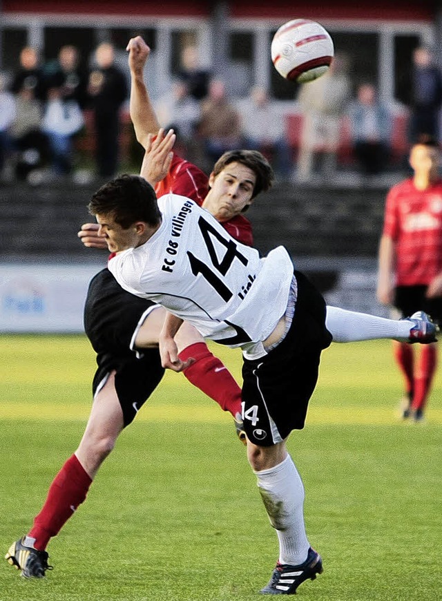 Gael Baillargeualt (hinten) und das ju... stehen vor einem wegweisenden Derby.   | Foto:  Faruk nver (A)