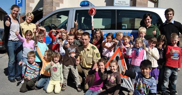 Zusammen mit Lehrerin Katrin Hrth, Po... im Polizeirevier in Titisee-Neustadt.  | Foto: aqfo