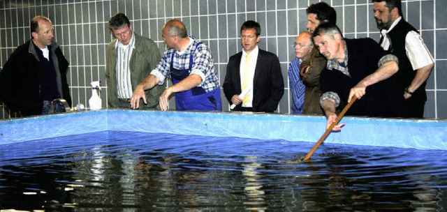 Vor Ort informierten sich die Mitglied...nvestitionen im Wasserwerk Lenzkirch.   | Foto: Eva Korinth