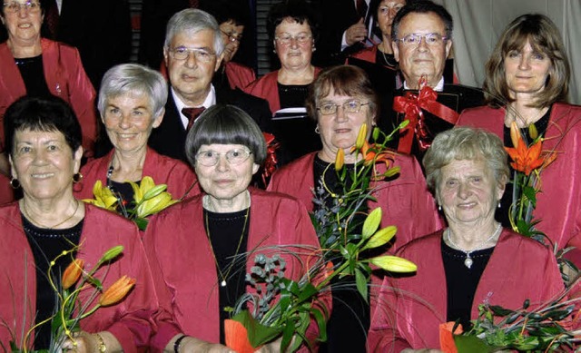 Die Breisacher  Chorgemeinschaft ehrte...dahinter Peter Hei und Werner Kuppel.  | Foto: hans-jochen voigt