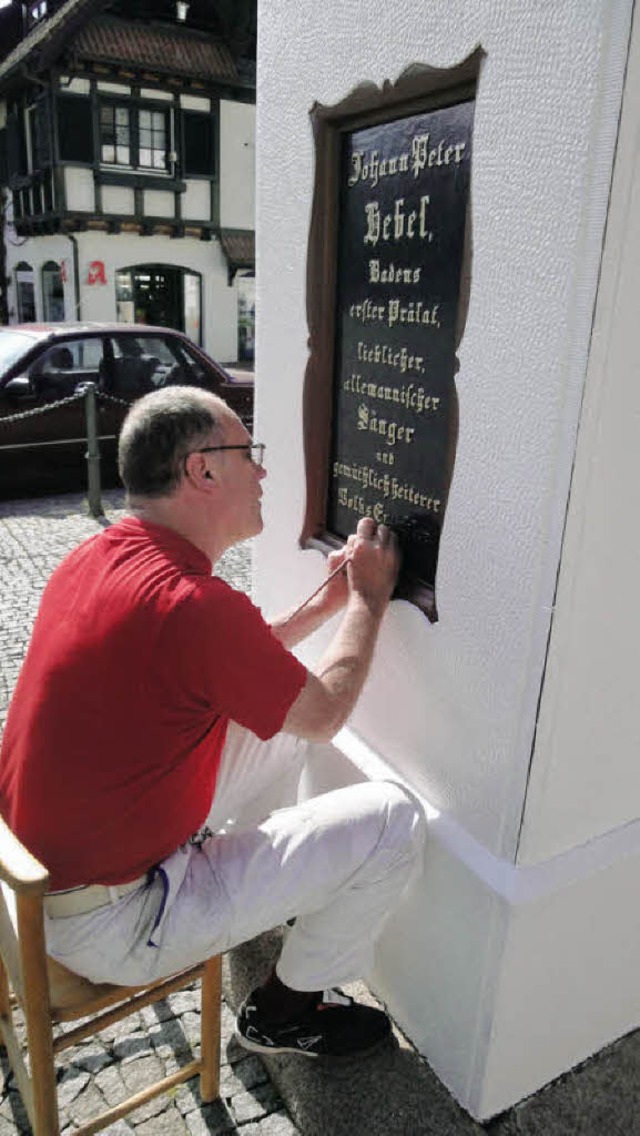 Egon Ranz restauriert mit Liebe und Sachverstand das Hebeldenkmal in Hausen.   | Foto: Silke Hartenstein
