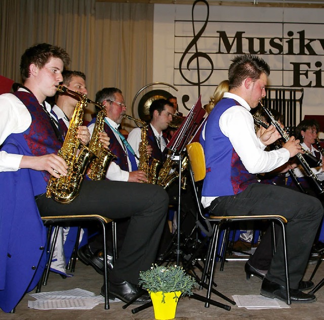 Auch bei enger Stuhlung kamen die Musi...hne der Festhalle gut zur Entfaltung.   | Foto: ernst H. bilke