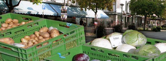 Der Wochenmarkt auf der Hauptstrae so...n sich die Einzelhndler aber schwer.   | Foto: MONTAGE: BZ