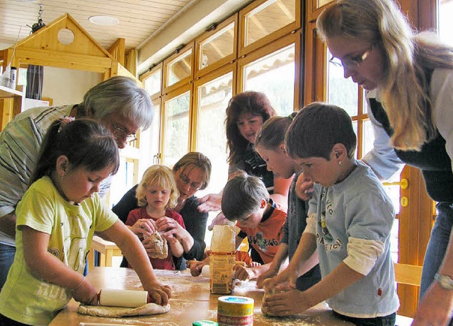 Gesunde Pizza durften die Kindergartenkinder zubereiten.   | Foto: C. Sahli