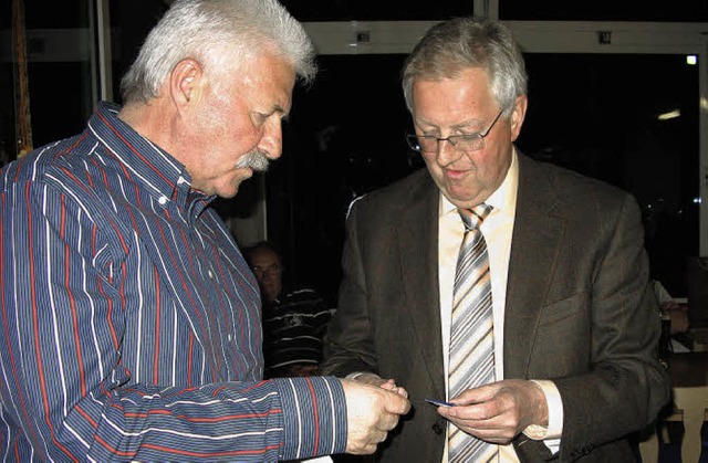 Fr seine Verdienste im Ehrenamt bekam...lf Schmidt die Ehrennadel des Landes.   | Foto: Ulrike Spiegelhalter