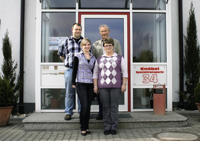 Geballte Logistikkompetenz (von hinten...osef, Zita, Melanie und Frank Knbel    | Foto: Schmidt